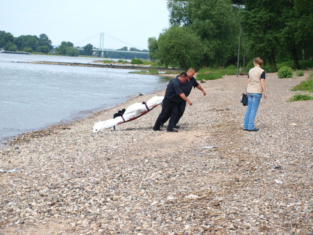 Wasserleiche angespuelt Koeln Deutz Rheinpark Hoehe Zoobruecke P23.JPG